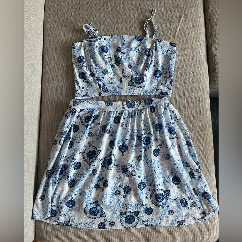 2 piece blue and white set
